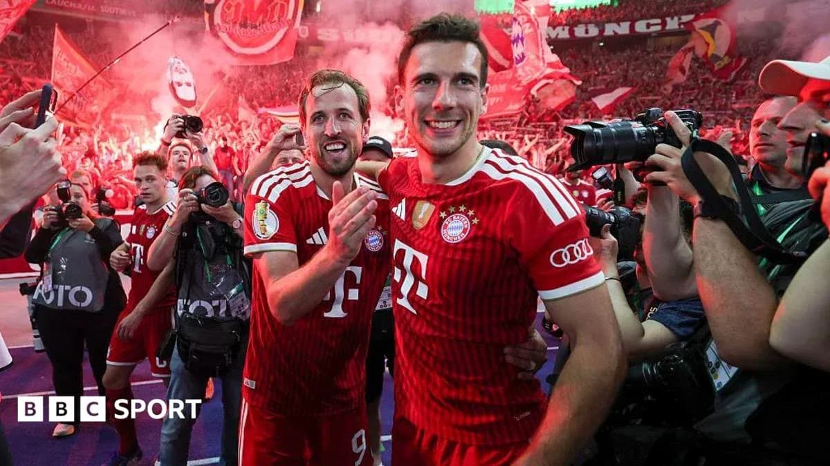 Jugadores de Bayern celebrando con aficionados en el estadio