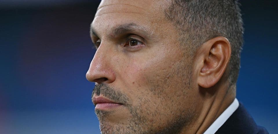 Entrenador observando durante un partido de fútbol