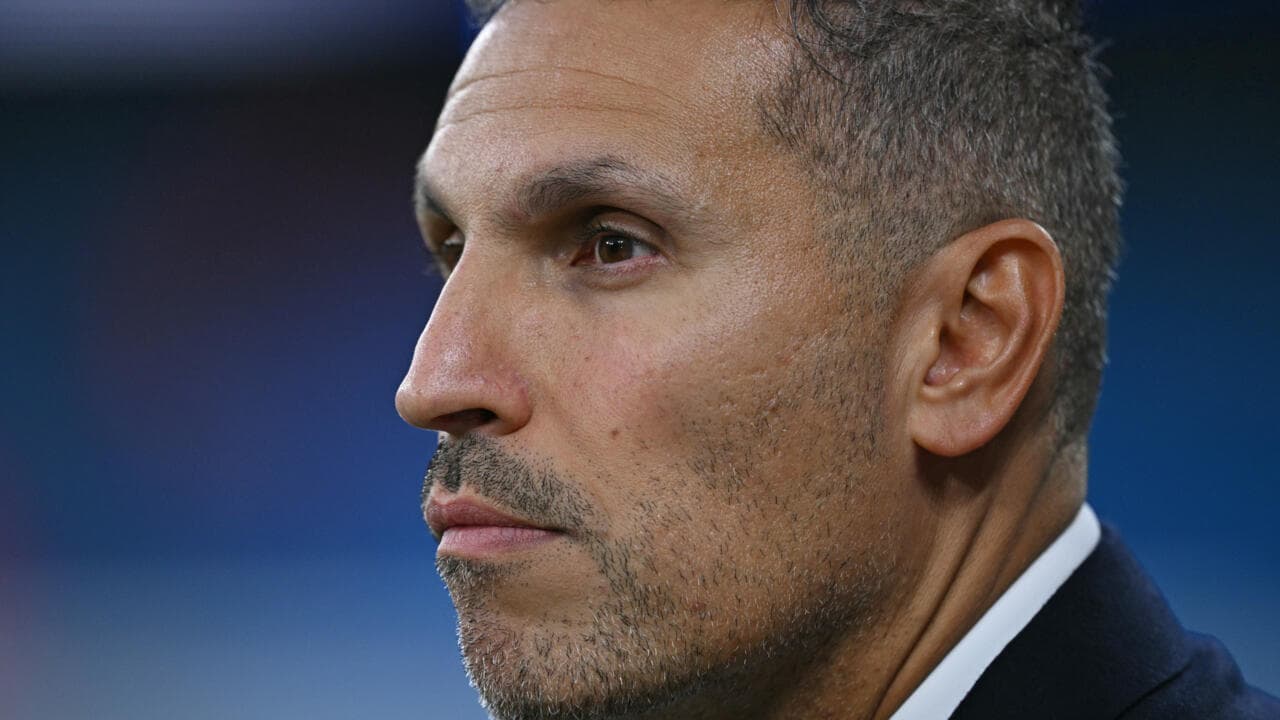 Entrenador observando durante un partido de fútbol