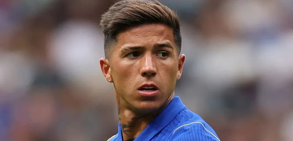 Jugador de fútbol en uniforme azul durante partido