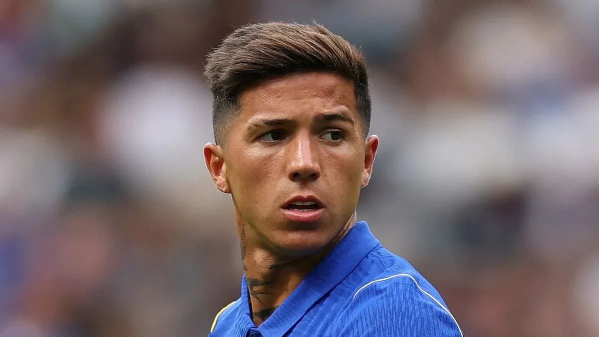 Jugador de fútbol en uniforme azul durante partido