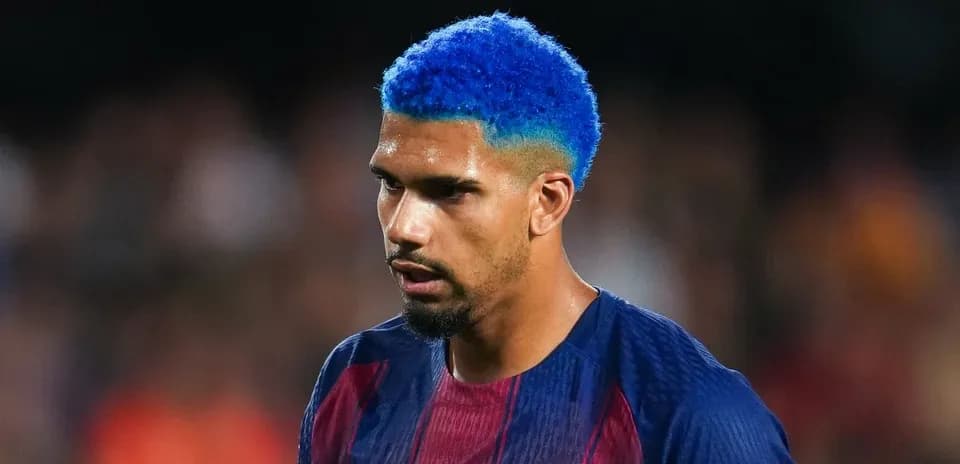 Jugador de Barcelona con cabello azul en el campo