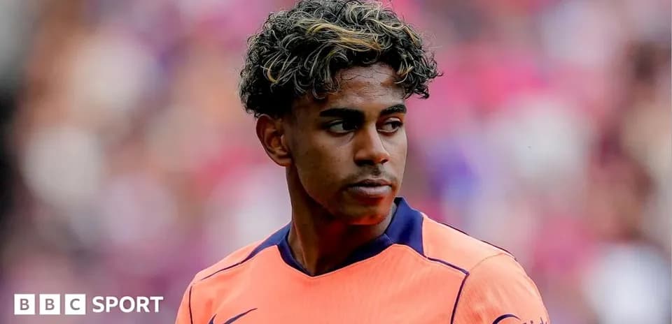Jugador de fútbol de Barcelona en uniforme naranja