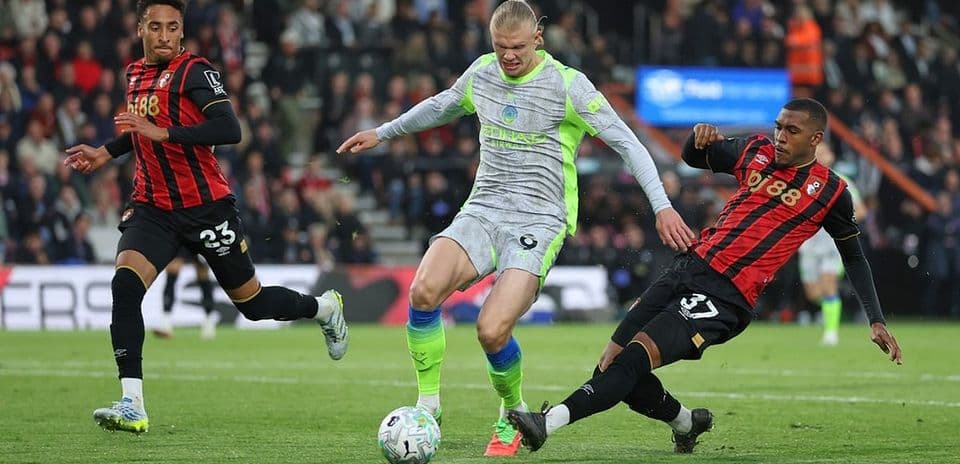 Erling Haaland dribbling entre defensores de Bournemouth