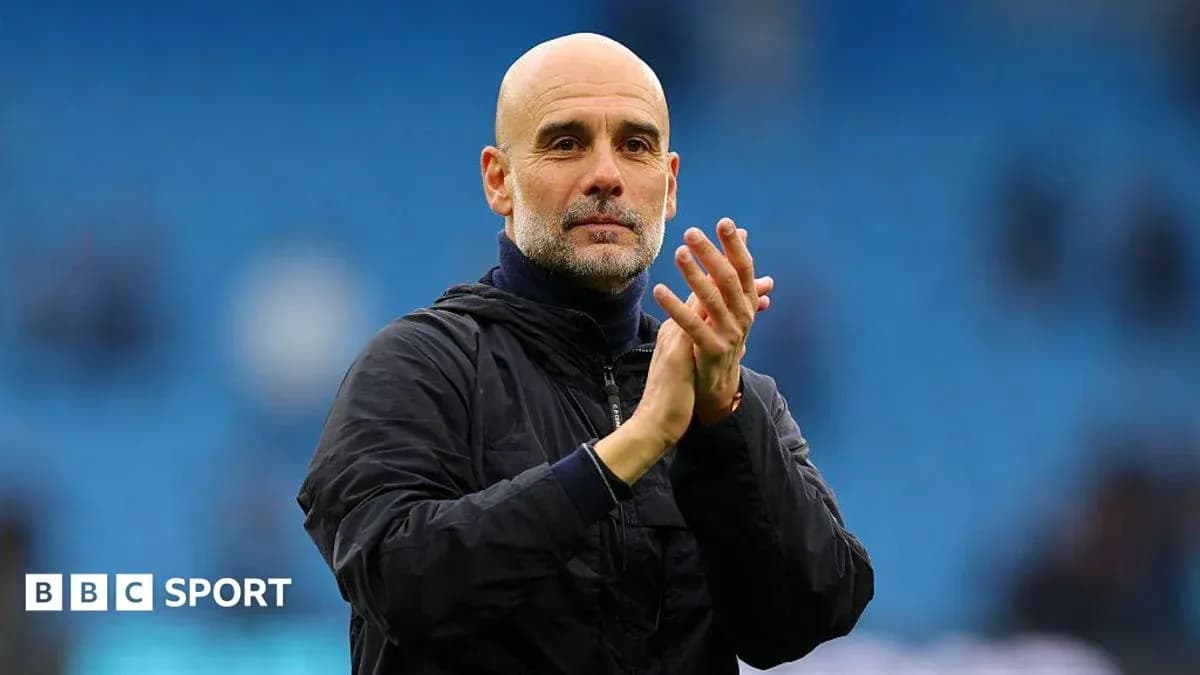 Entrenador aplaudiendo en el estadio