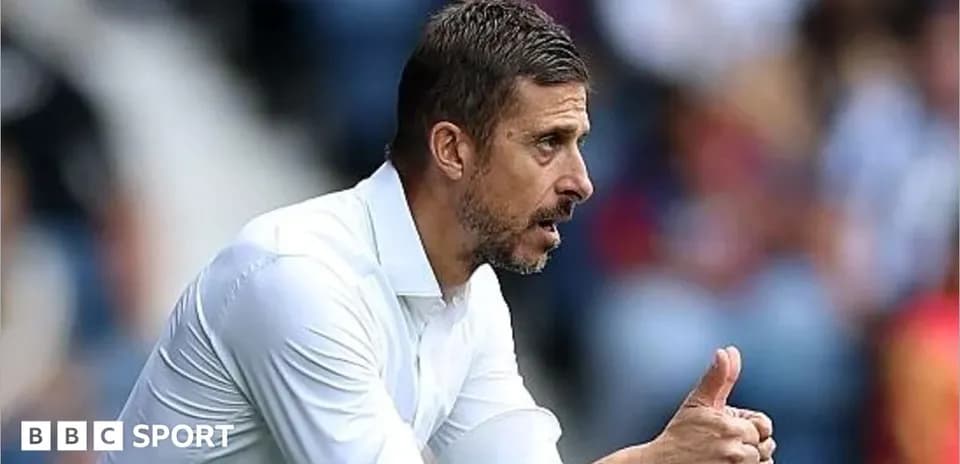 Entrenador dando instrucciones durante un partido