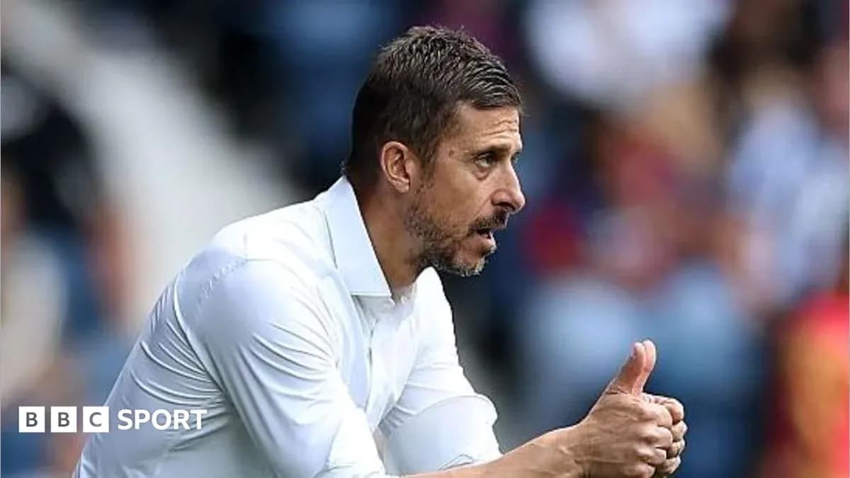 Entrenador dando instrucciones durante un partido