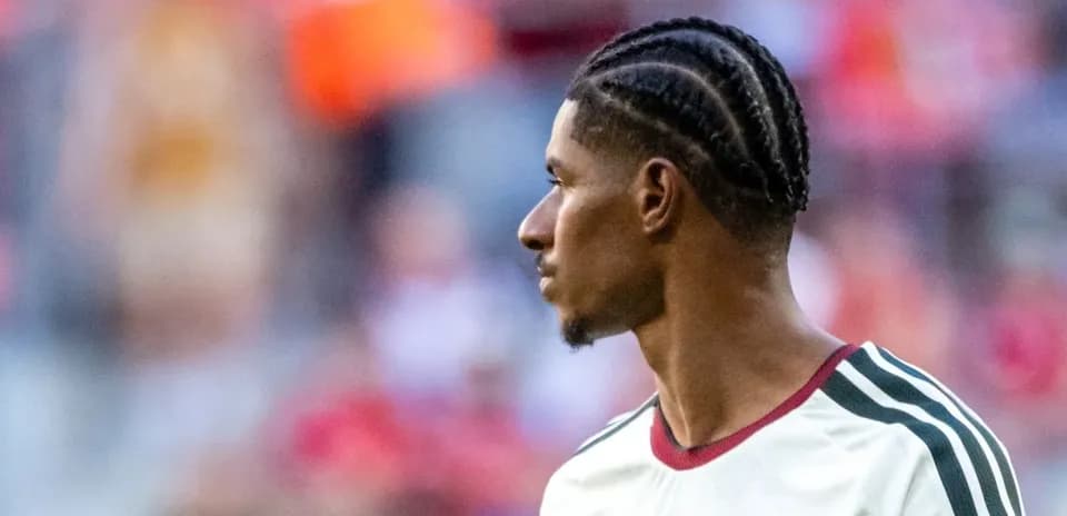 Jugador con trenzas en uniforme de fútbol