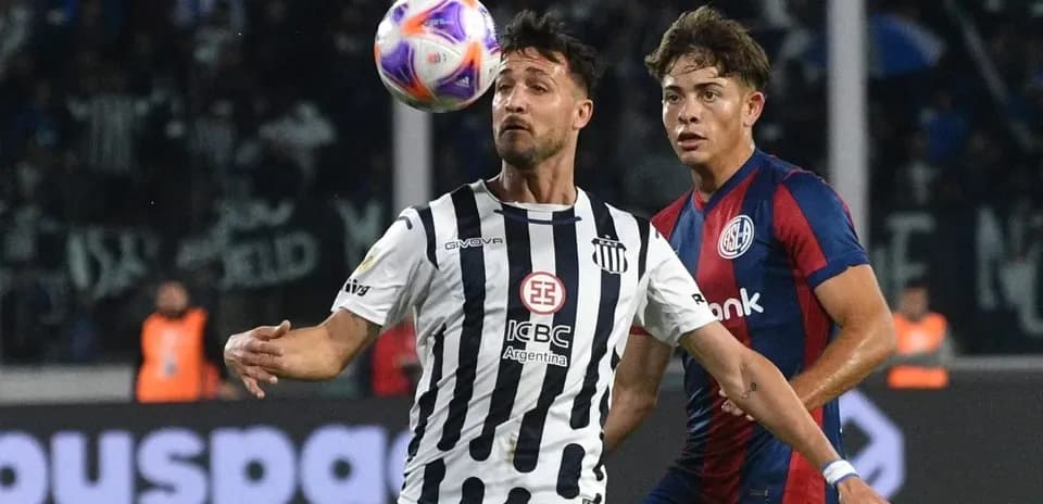 Jugador de Talleres controla el balón en el partido