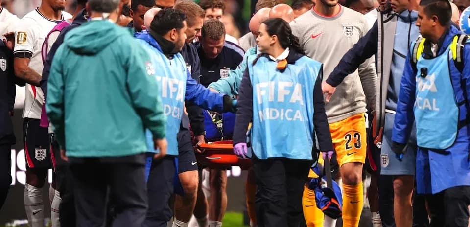 Jugadores y personal médico en el campo de fútbol
