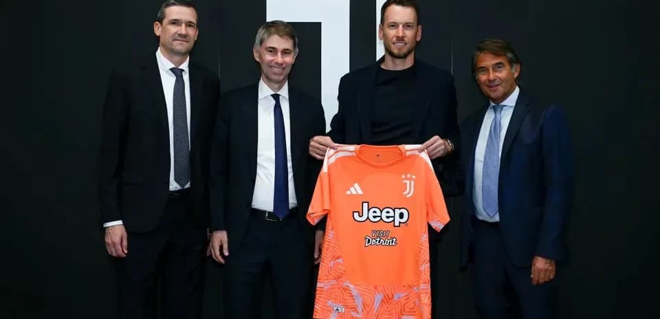 Nuevo portero presentando camiseta de Juventus