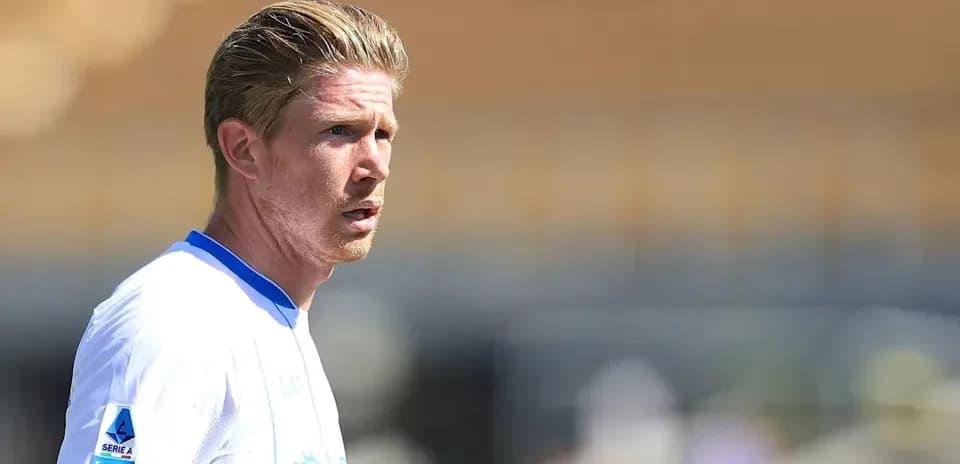 Jugador con camiseta blanca en el campo de fútbol