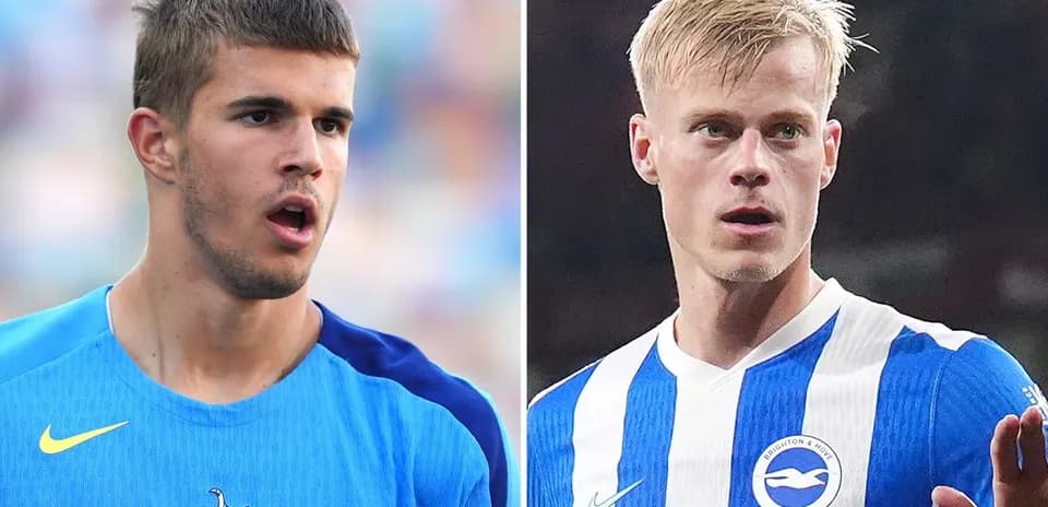 Dos jugadores de fútbol en camisetas de clubes diferentes