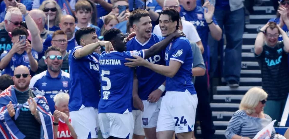 Jugadores de Ipswich celebrando un gol