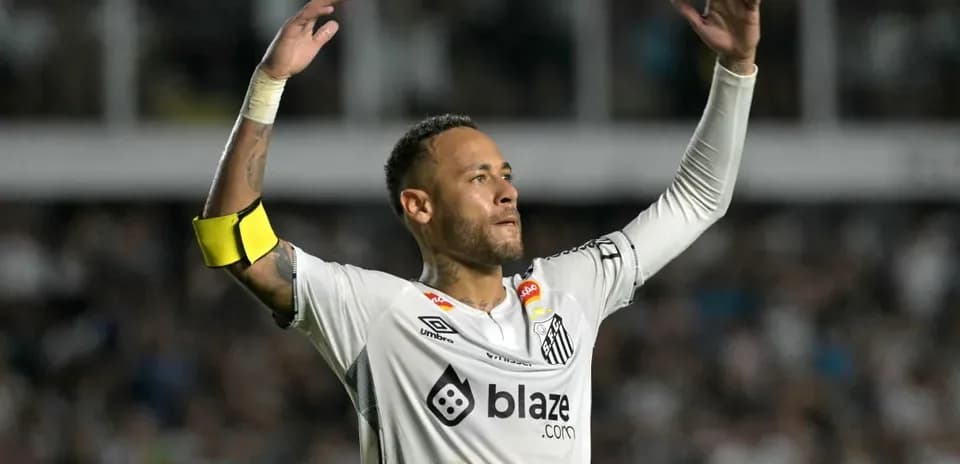 Jugador de Santos celebrando con los brazos en alto