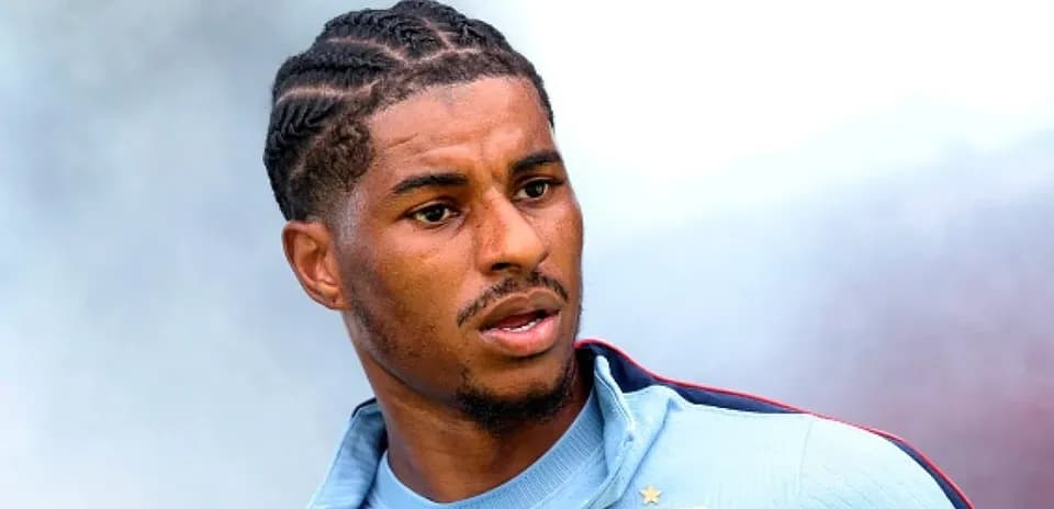 Jugador de fútbol con peinado trenzado en entrenamiento