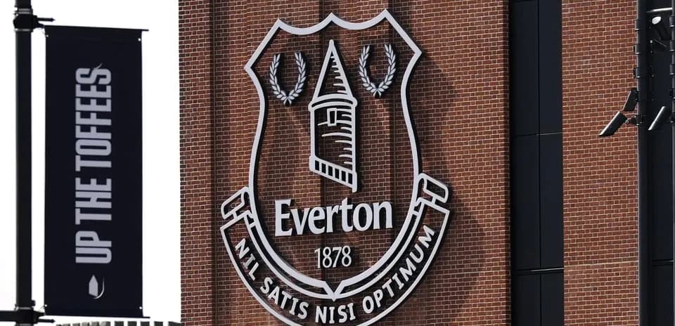 Escudo de Everton en el estadio con ladrillos