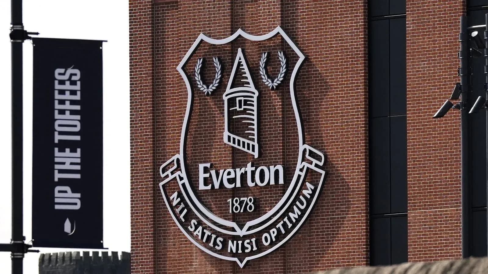 Escudo de Everton en el estadio con ladrillos