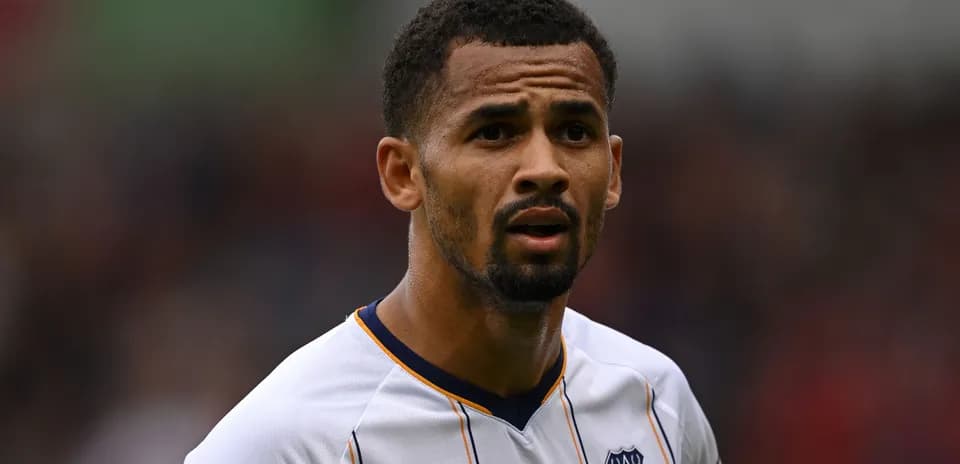 Jugador de fútbol en uniforme de Everton durante partido