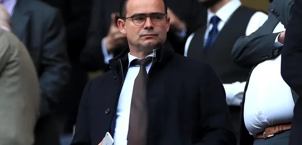 Hombre con gafas en un evento deportivo