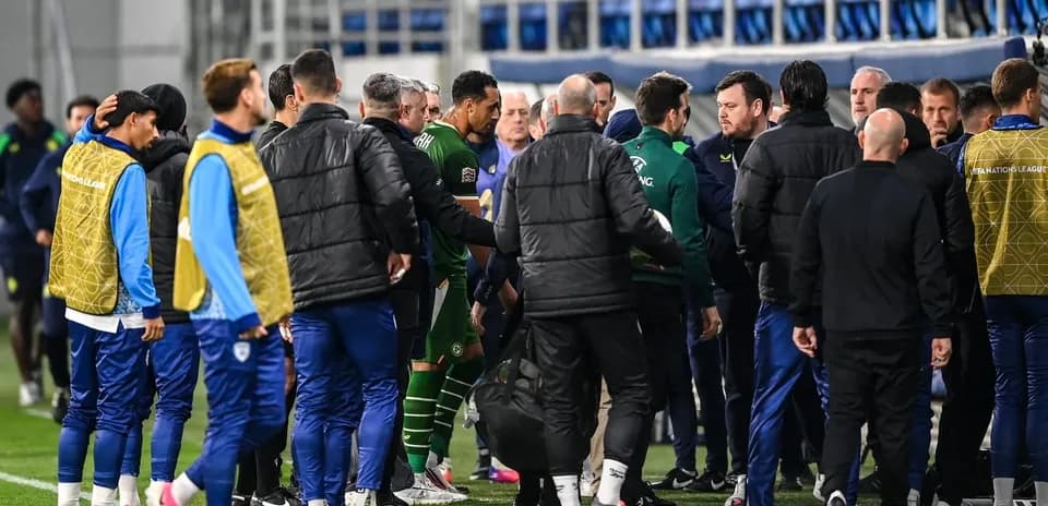 Jugadores y entrenadores interactuando en el banquillo