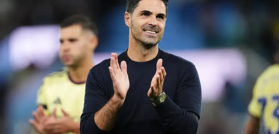 Entrenador aplaudiendo en el campo después del partido