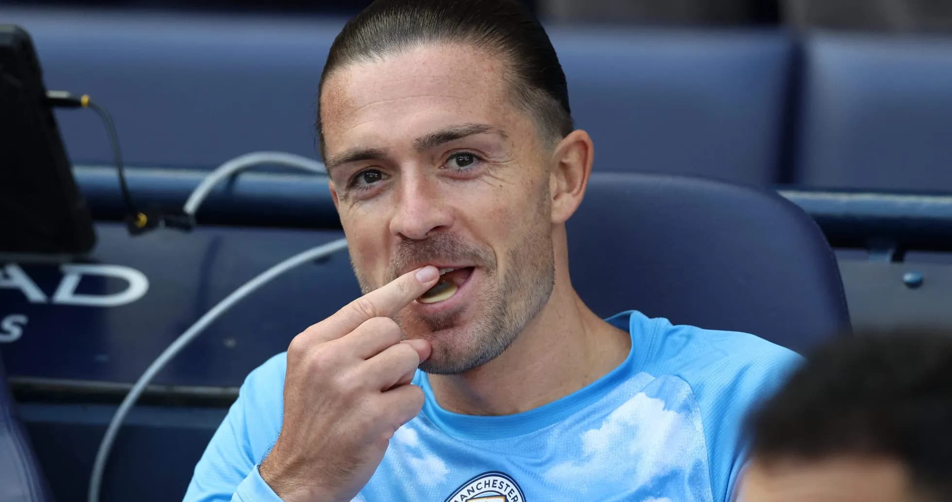 Jugador sentado en el banquillo comiendo un caramelo