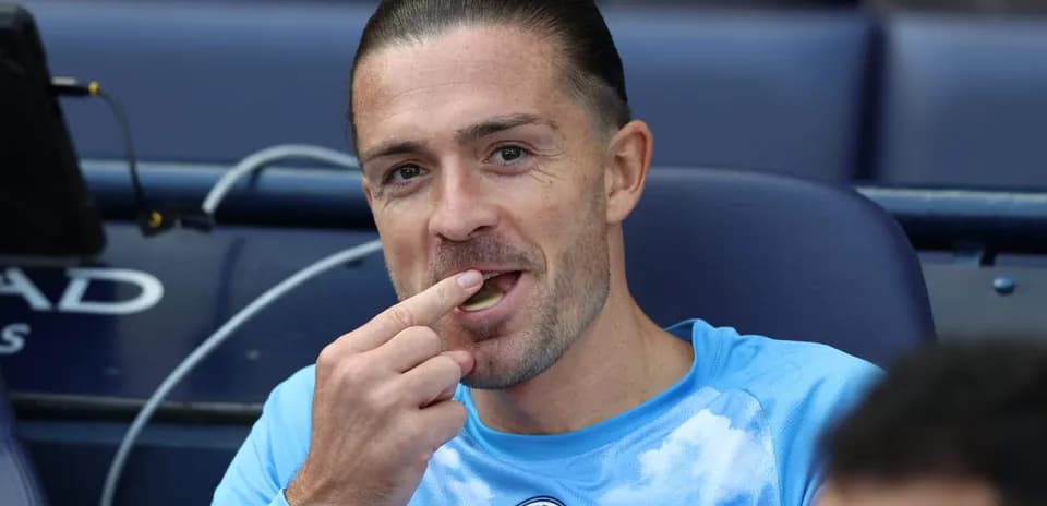 Jugador sentado en el banquillo comiendo un caramelo