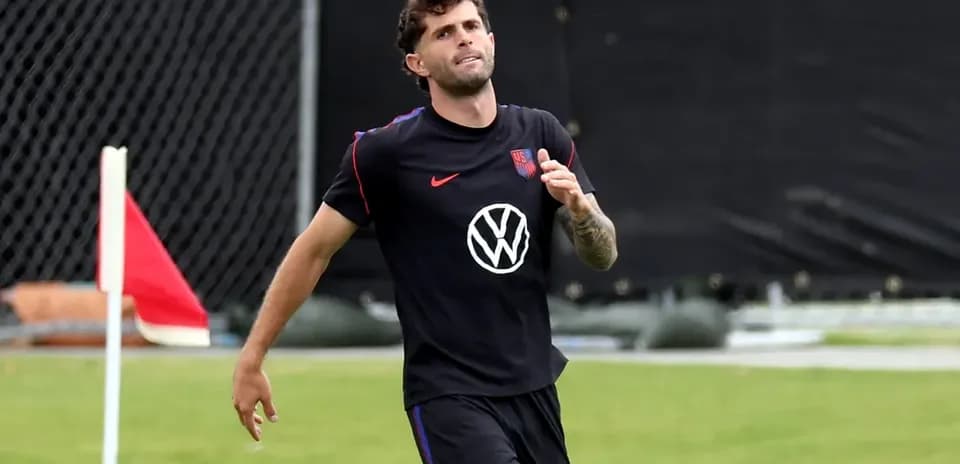 Jugador entrenando en el campo con camiseta de EE. UU.