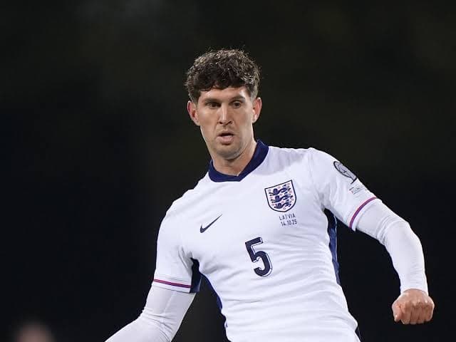 Chelsea y Arsenal se disputan a John Stones, agente libre este verano
