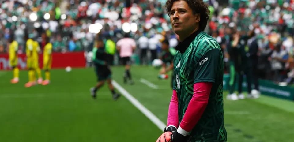 Por qué Guillermo Ochoa no juega esta noche con México y la historia que está creando en el Mundial
