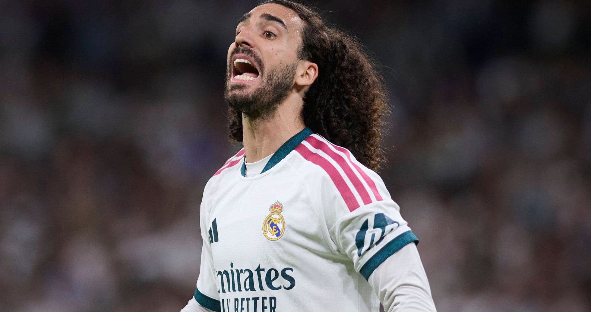 Marc Cucurella enfrenta a árbitro tras expulsión de Vinicius Jr en victoria ajustada del Real Madrid sobre Villarreal
