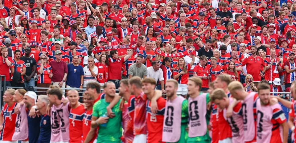 Noruega presenta queja formal por la intervención de Donald Trump en la polémica de la tarjeta roja de Folarin Balogun