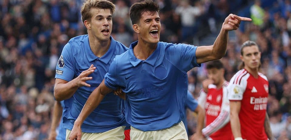 Chema Andrés no se cansa de ver su golazo debut con Brighton en la victoria 3-0 ante Arsenal