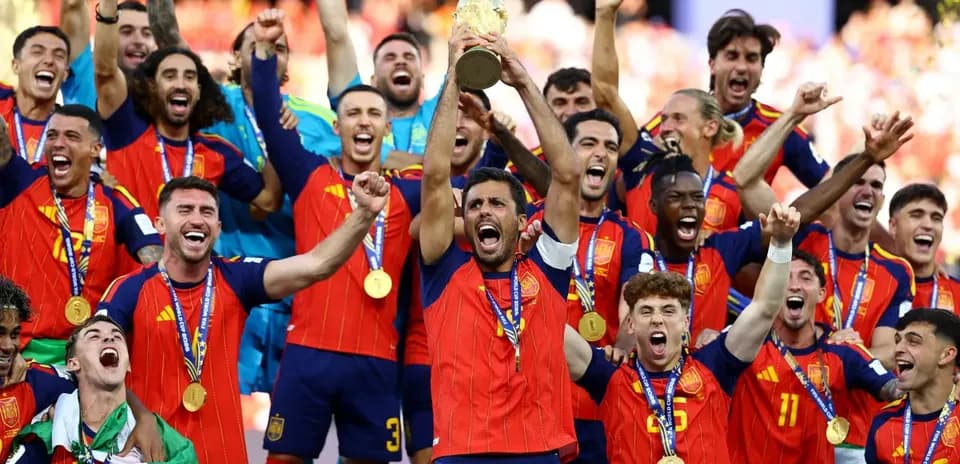 España celebra con euforia su segundo título mundial en calles y estadios