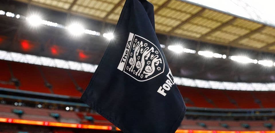 Treinta y dos clubes ingleses enfrentan una crisis financiera según informe alarmante