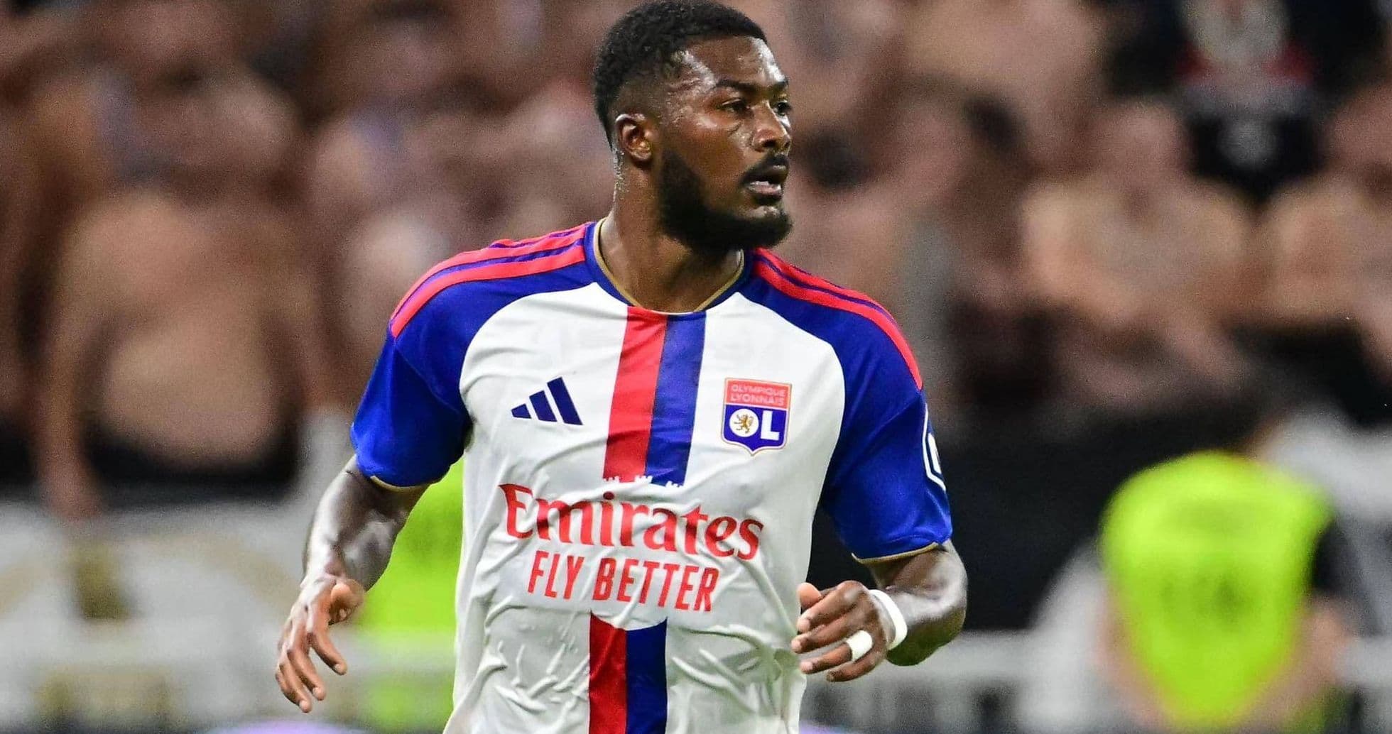 Ainsley Maitland-Niles regresa a la Premier League tras fichar por Everton desde Lyon