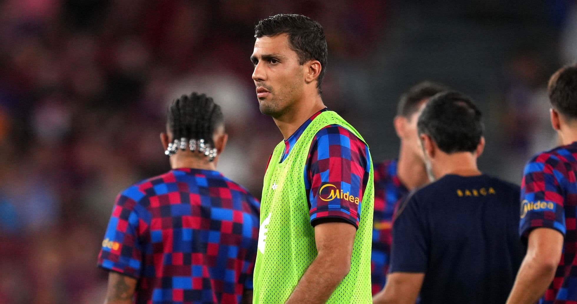 Hansi Flick justifica por qué Rodri sigue en el banquillo de Barcelona ante el dilema con Pedri