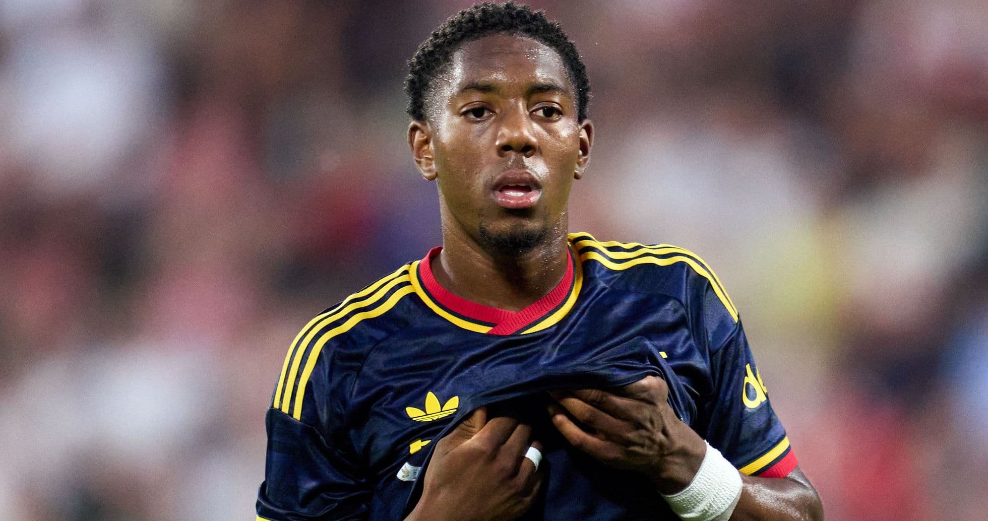 Liverpool podría arrebatar a Man Utd y Chelsea el fichaje de Myles Lewis-Skelly, talento del Arsenal