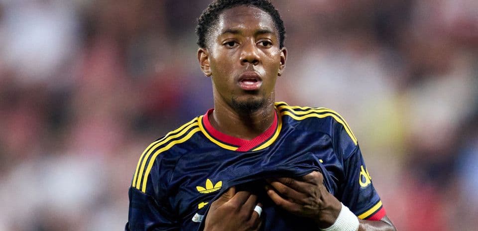 Liverpool podría arrebatar a Man Utd y Chelsea el fichaje de Myles Lewis-Skelly, talento del Arsenal