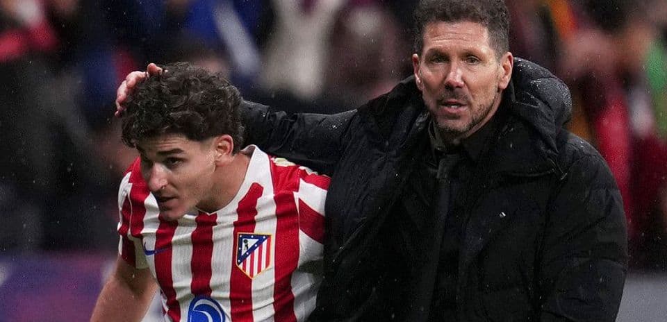 Diego Simeone está furioso con Julián Álvarez por su insistencia en fichar por Barcelona