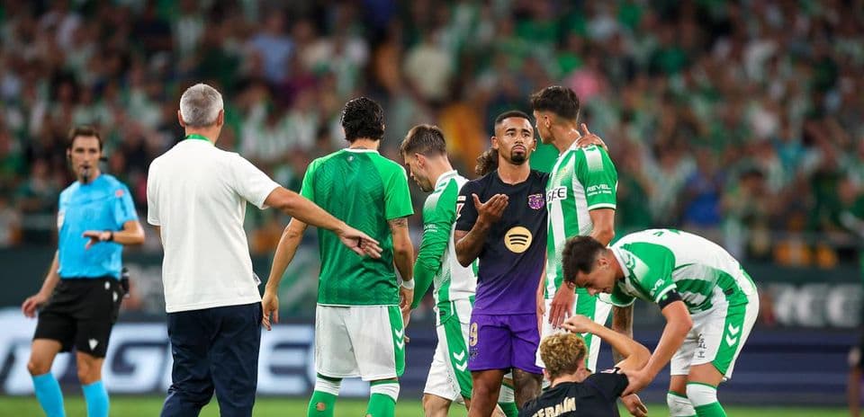 Manuel Pellegrini enfrenta posible suspensión de 12 partidos tras críticas al árbitro en derrota contra Barcelona