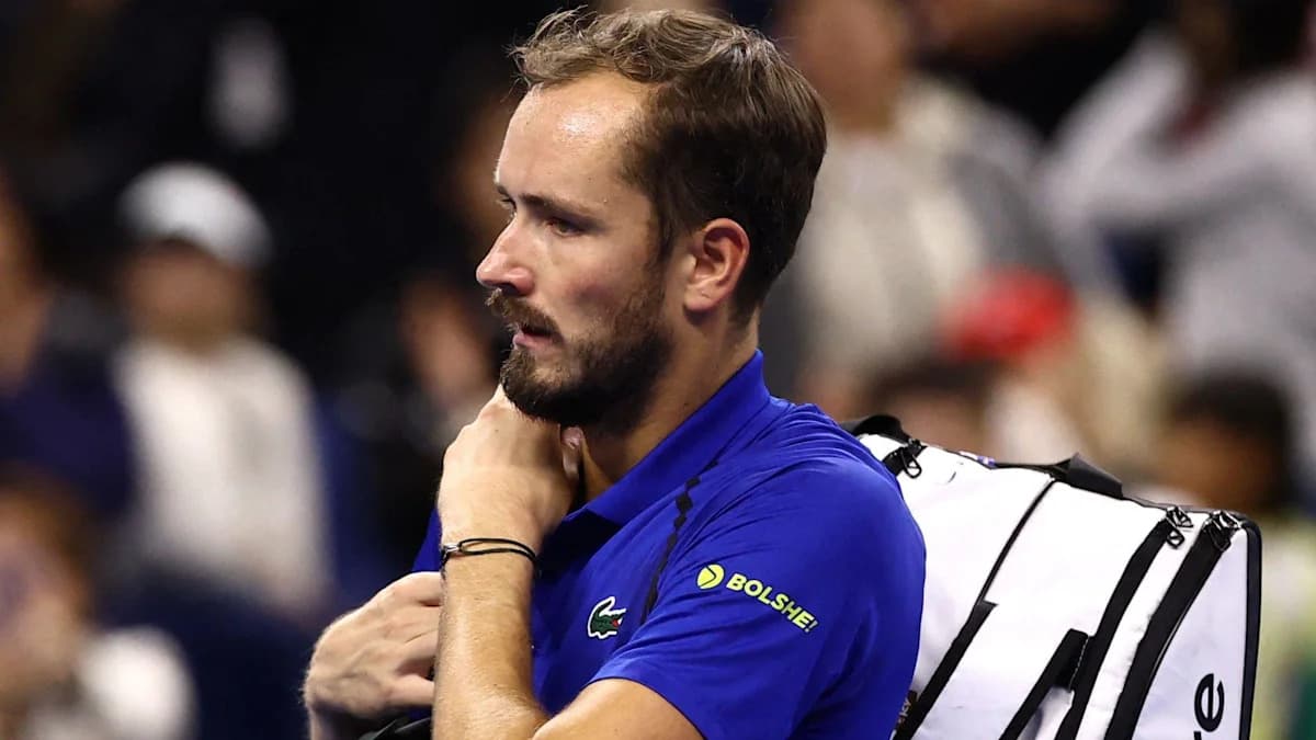 Medvedev expulsado tras impactar a un espectador con la pelota en el China Open
