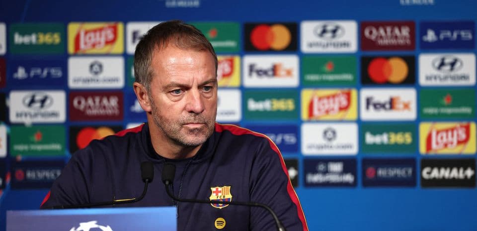 Hansi Flick detalla opciones defensivas de Barcelona ante PSG tras lesiones clave