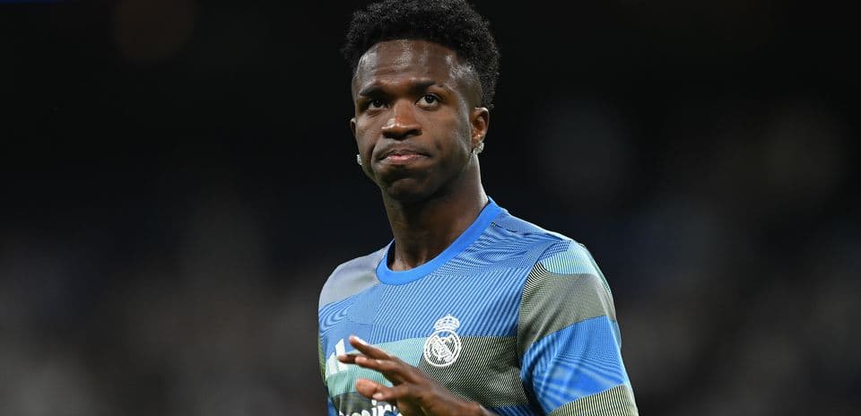 Vinicius regresa a Real Madrid y se somete a reconocimiento médico en medio de dudas sobre su futuro