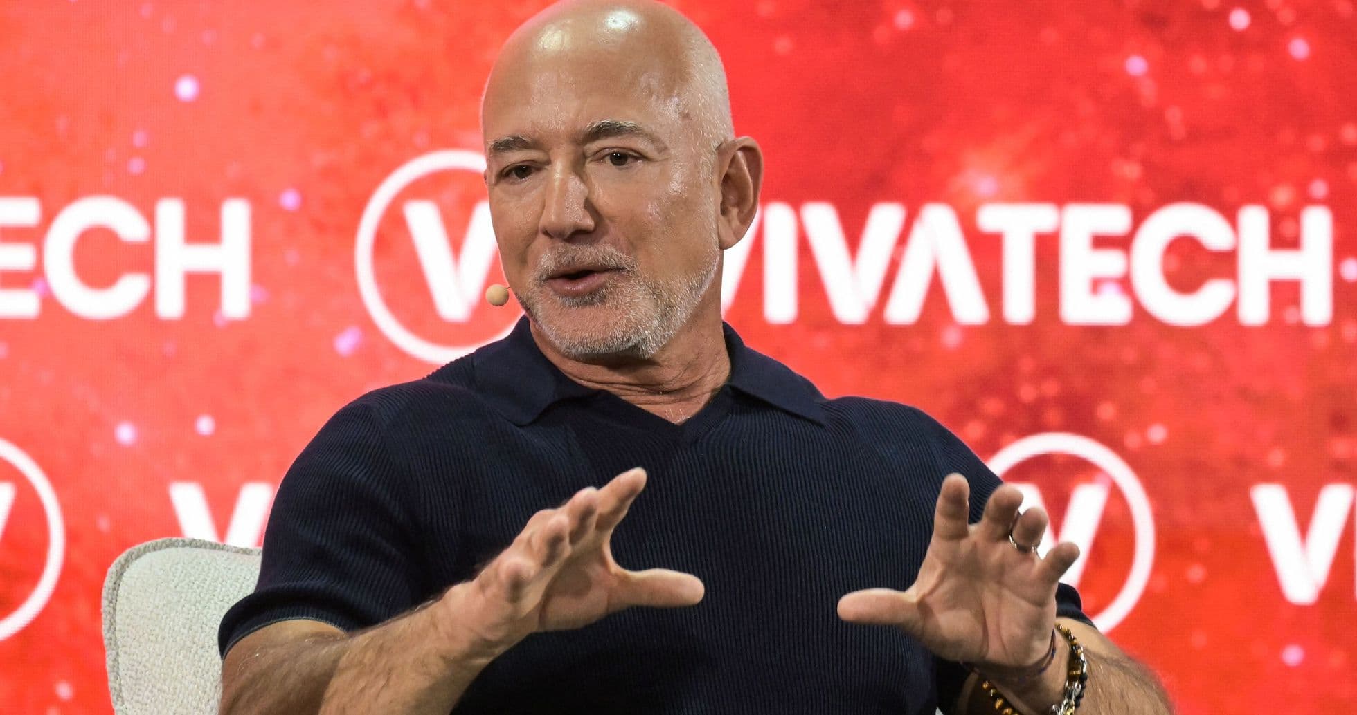 Grupo de aficionados del Liverpool exige claridad sobre posible inversión de Jeff Bezos