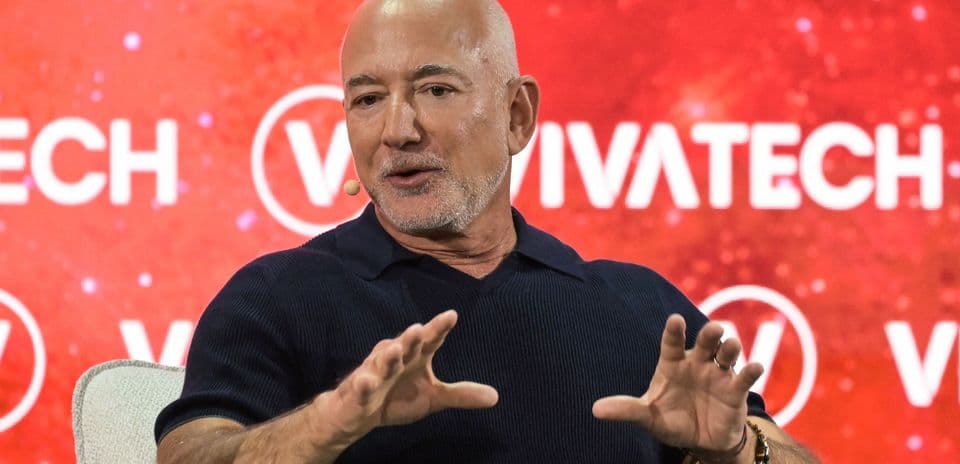 Grupo de aficionados del Liverpool exige claridad sobre posible inversión de Jeff Bezos
