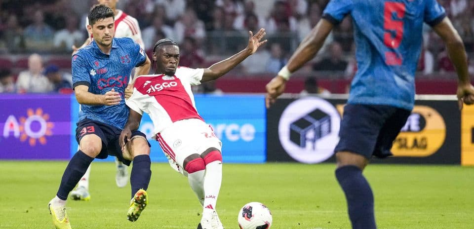 Rafael van der Vaart critica al defensor Jorthy Mokio tras victoria de Ajax en la Conference League