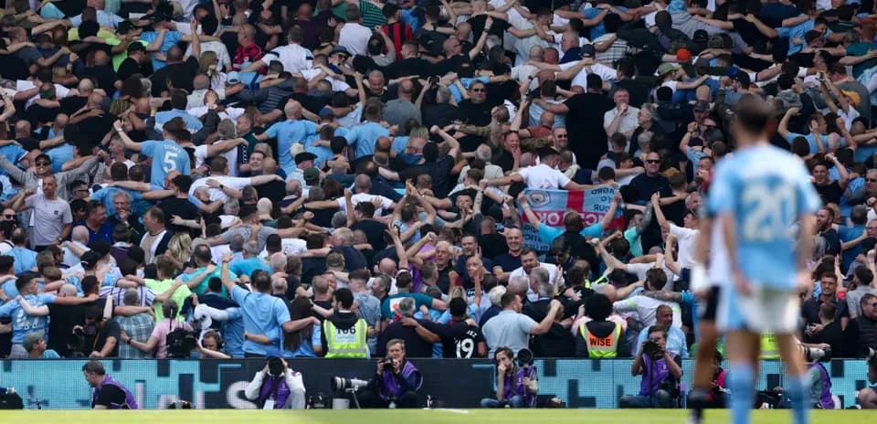 El misterio detrás de los plátanos inflables de los fans del Manchester City en Anfield