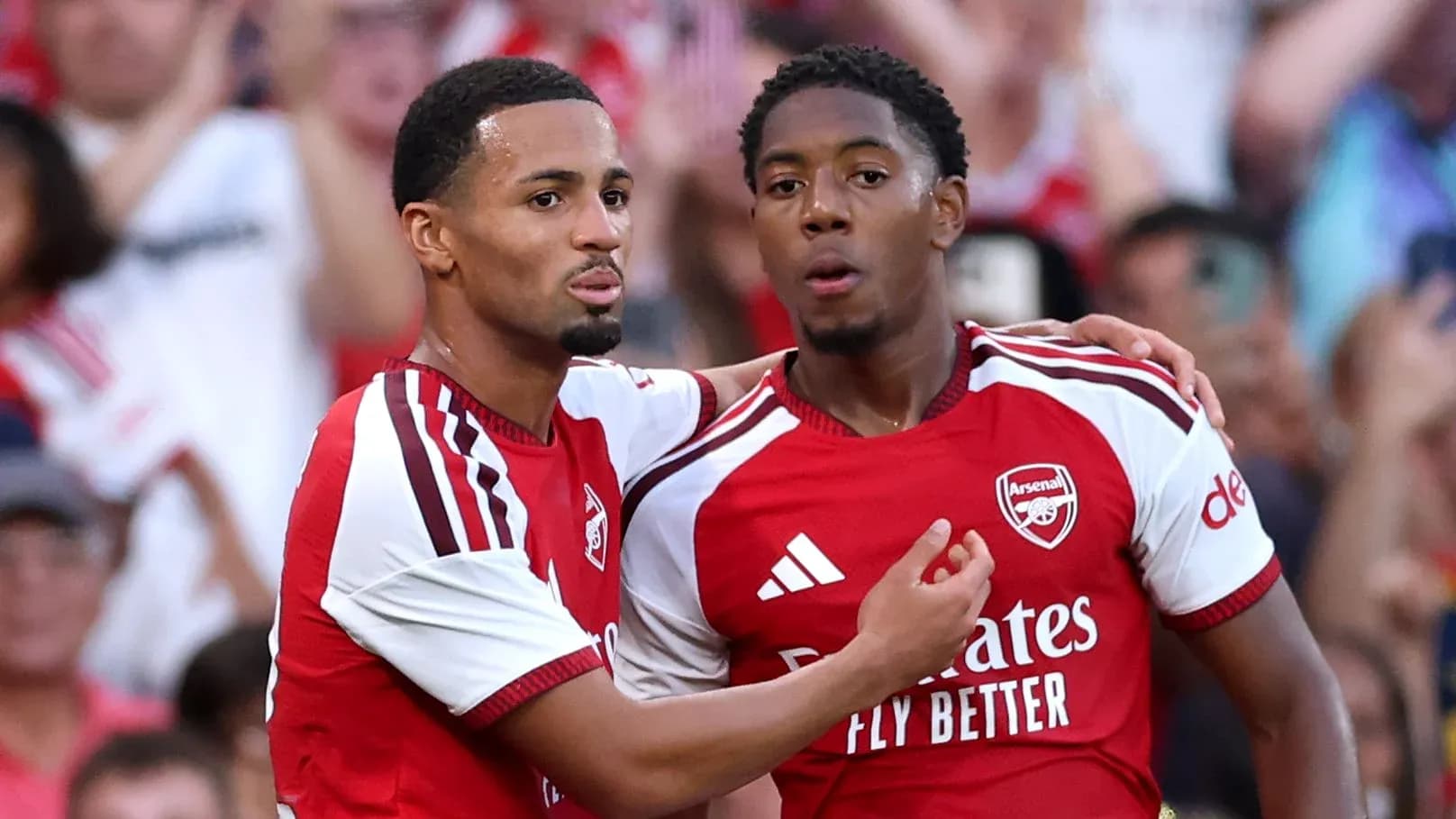 Jugadores de Arsenal celebrando un gol juntos Jugadores de Arsenal celebrando un gol juntos